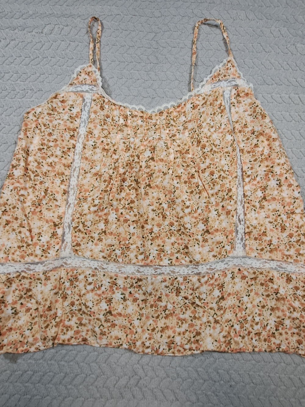 Sleeveless Floral Lace-Trim Tank Top in Peach